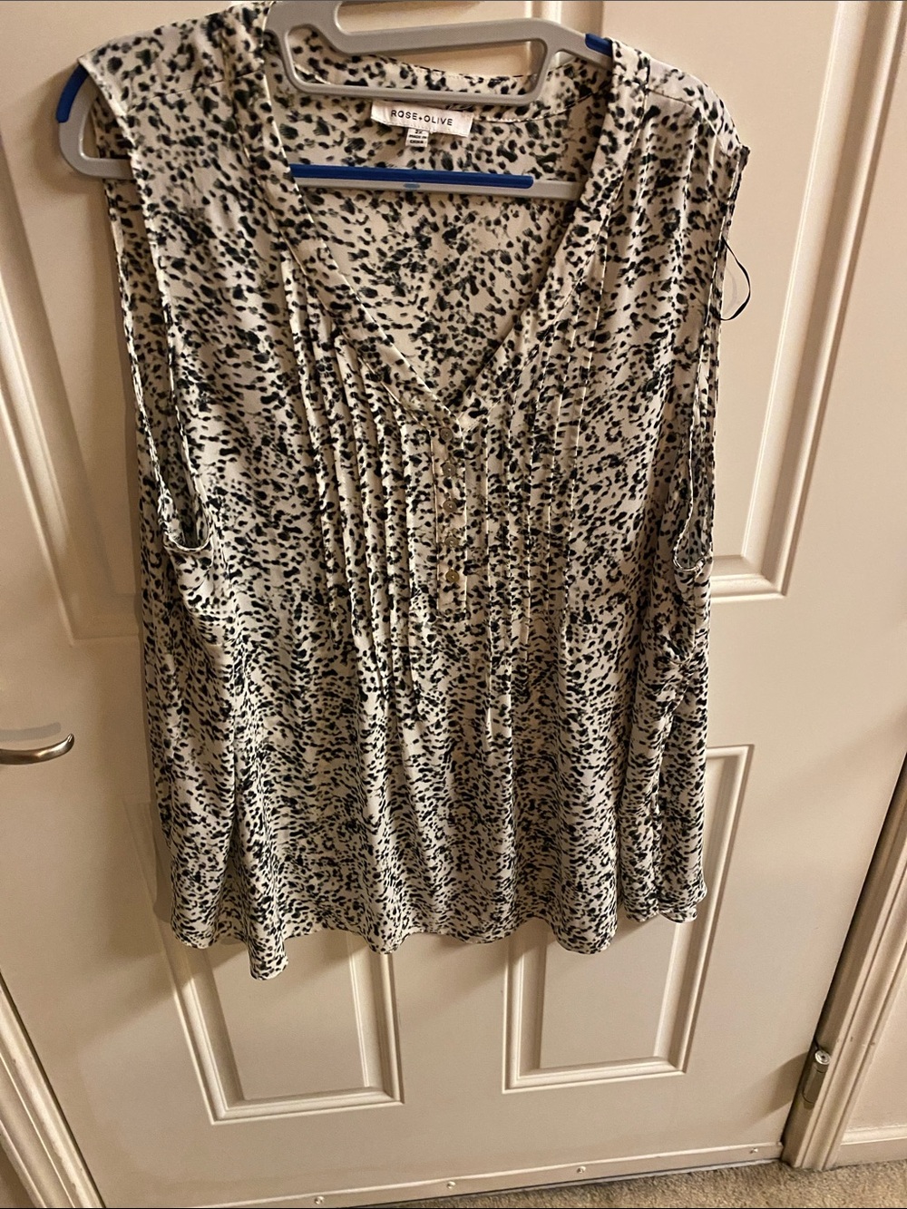 Rose & Olive Black and White Pintuck V-Neck Sleeveless Top